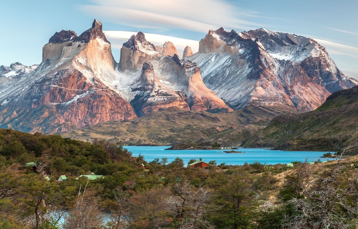 Вид на Куэрнос-дель-Пайне, группу крутых гранитных вершин в чилийском национальном парке Торрес-дель-Пайне. Фото: Lukasz Nowak /Getty Images