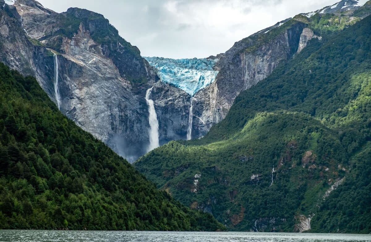 Каскада-де-Вентискеро-Колганте, также известный как водопад Висячий ледник в национальном парке Вентискеро-Колганте-Кеулат . Фото: Christine Phillips /Getty Images
