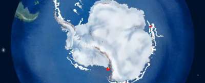 На видео показаны крах шельфового ледника Ларсен B в 2002 году и путешествие B-15 — самого большого зарегистрированного айсберга с площадью поверхности около 11 тысяч квадратных километров, — который отделился от Антарктиды в марте 2000-го.