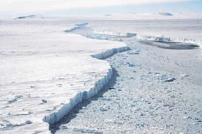 Операция IceBridge регулярно обследует ледник в ходе своей годовой миссии на континенте. Фото NASA