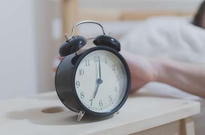Каждый час разницы между пробуждением в будни и выходные увеличивает вероятность инсультов и инфарктов на 11 процентов.