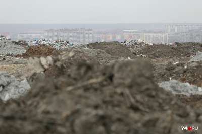 Запахи от 40-метровых мусорных гор со свалки много лет портят жизнь челябинцам. Иллюстрация 74.ru