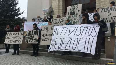 Для поддержки активистов в Прьевидзу прибыли гринписовцы из нескольких стран Евросоюза. Протест против ареста активистов выразил ряд словацких оппозиционных парламентских партий.