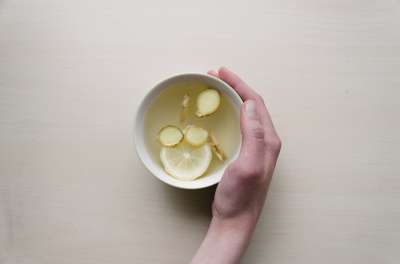 Если возникает желание согреться с помощью пищи или напитка, отдайте предпочтение имбирному чаю с корицей, мятой и лимоном.