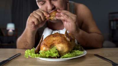 Ученые советуют ограничивать потребление вкусной, но не питательной пищи. Иллюстрация depositphotos.com