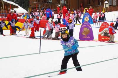 Организация этого праздника стала вторым шагом в реализации программы FIS «Выведем детей на снег».