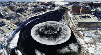 Абсолютно ровные ледяные круги на воде — давно известное явление, но каждый раз оно вызывает удивление и восхищение. Фото: City of Westbrook