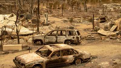 Сгоревшие в результате пожара в Калифорнии автомобили. Фото AFP 2019 / Josh Edelson
