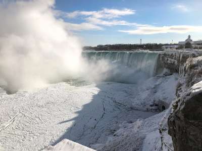 Сильные морозы, которые установились в Канаде и северных районах США, частично остановили Ниагарский водопад. Фото: nbcsandiego/Instagram