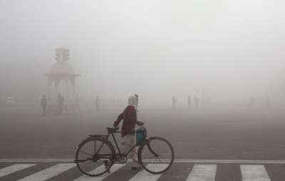 Рост концентрации твердых частиц в воздухе приводит к падению уровня счастья в городах. На фото смог в Дели, Индия. Фото AP Photo/Manish Swarup