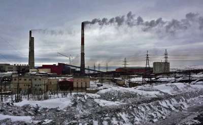 Ветер несет черный дым металлургического комбината в Никеле в сторону Норвегии. Фото: Томас Нильсен