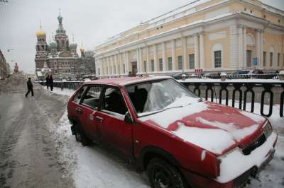 Старые автомобили не только ездят по центру города, но и остаются на вечную стоянку. Фото: Наталья Онищенко/РГ