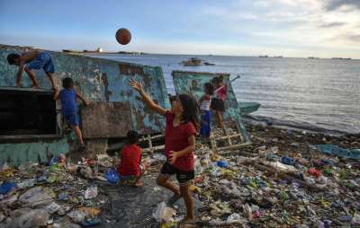 По данным Всемирного фонда дикой природы, 100 млн тонн пластика ежегодно становятся мусором, и эта цифра постоянно растет. Фото Jes Aznar/Getty Images