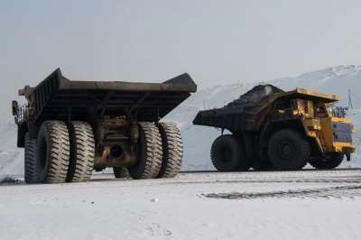 Перевозящие уголь большегрузы - еще один источник загрязнения сибирских городов. Фото: Александр Кряжев/ РИА Новости