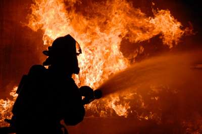 Первыми в борьбу с огнем и в борьбу за жизнь людей вступают пожарные.
