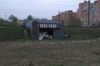 После появлений снимков в соцсетях рабочие перепрятали мусор - из памятника в канаву. Фото: vk.com/kupchinonews