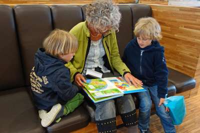 Считается, что совместное чтение улучшает отношения между родителями и детьми, но как оно сказывается на суровости воспитания детей, недостаточно изучено