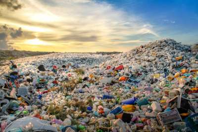 США, крупнейший в мире экспортер пластиковых отходов, входит в число 14 стран, из которых поступает пластиковый мусор, заявили официальные лица Малайзии. Иллюстрация shutterstock
