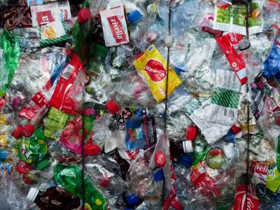 Глава французского кабмина Эдуар Филипп также заявил, что собирается предложить запрет на использование пластиковых коробок, которые нельзя переработать