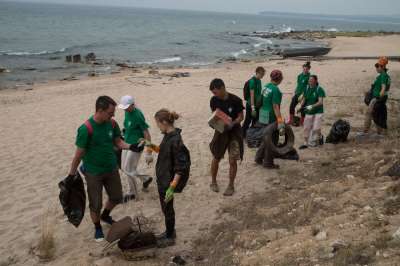 На острове Ольхон уже есть места, которые невозможно очистить от мусора только силами волонтеров. Фото: РИА Новости