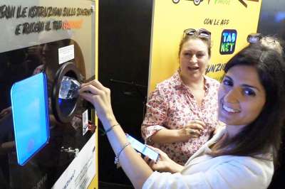 Мэр Рима Вирджиния Раджи демонстрирует, как работает автомат по приему пластиковых бутылок. Фото: facebook.com/virginia.raggi.m5sroma
