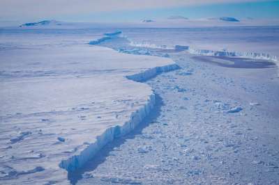 Если гигантский ледник полностью растает, уровень воды в мировом океане поднимется на полметра. Фото: NASA Goddard Space Flight Center / Flickr.com