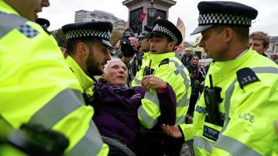Сотрудники полиции и участники акции протеста движения Extinction Rebellion на Трафальгарской площади в Лондоне. 7 октября 2019. Фото AP Photo / Alastair Grant