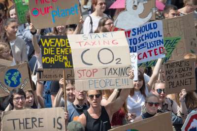 &quot;Экологичная экономика&quot; - сфера социальная и очень чувствительная. В Европе (Испания, Франция) прокатилась волна протестов против повышения налогов на топливо под эгидой борьбы с изменением климата. Фото: AP