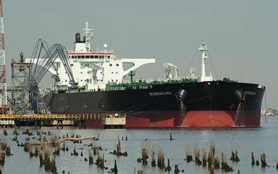 В качестве приоритетной власти рассматривают версию о сбросе нефти из трюмов танкера. Foto: Divulga&amp;#231;&amp;#227;o/Delta Tankers