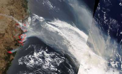 Дым от австралийских пожаров. Снято спутником «Terra» в ноябре 2019. Фото NASA