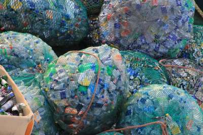 Несоответствующие стандартам производство, использование и переработка пластиковых отходов приводят к загрязнению окружающей среды, отмечается в проекте. Фото: needpix.com