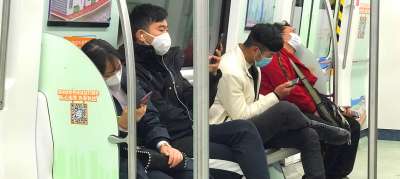 Пассажиры метро в китайском Шэньчжэне. Респираторные маски стали практически неотъемлемым атрибутом современности. Фото: ООН/Дж.Жань