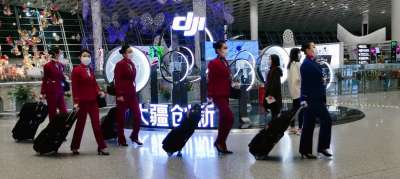 Бортпроводницы в Международном аэропорту Баоань города Шэньчжэнь, Китай. Фото: М.Йи