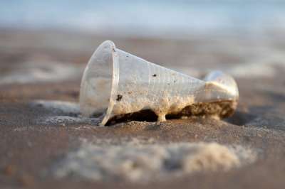 Пластиковый стаканчик люди используют пару минут, а он потом будет загрязнять природу долгие годы. Фото: Reuters 