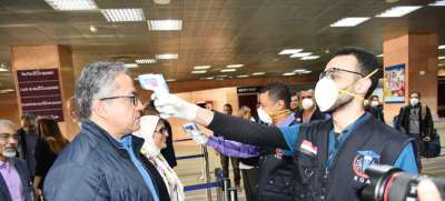 У авиапассажиров, прибывающих в аэропорт в Египте, проверяют симптомы коронавируса. Фото: Халед Абдул Вахаб