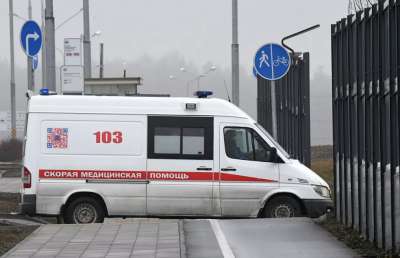 Машина скорой помощи заезжает на территорию больничного комплекса. Архивное фото РИА Новости / Илья Питалев