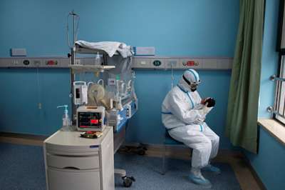 Медсестра в больнице города Ухань. Фото: China Daily CDIC / Reuters