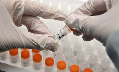 Колбы с реагентами для экспресс-тестов на коронавирус. Фото: РИА Новости / Евгений Биятов