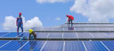 Фото: ПРООН. Одна из Целей устойчивого развития – борьба с изменением климата. На фото – рабочие устанавливают солнечные батареи на крыше здания в городе Раджаф, Южный Судан.