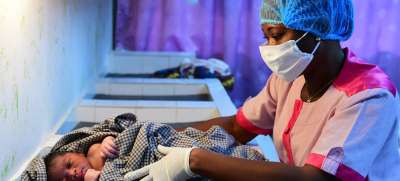 Медсестры носят маски и перчатки для защиты от коронавируса в медицинском центре Порт-Бует, пригороде Абиджана, на юге Кот-д`Ивуара. Защитные средства они получили от ООН. Фото ЮНИСЕФ/Ф.Дежонг