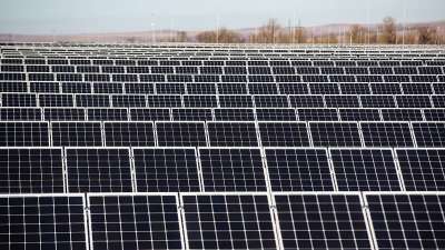 За последние 10 лет стоимость оборудования для солнечных электростанций снизилась на 60%. Фото: Максим Стулов / Ведомости 