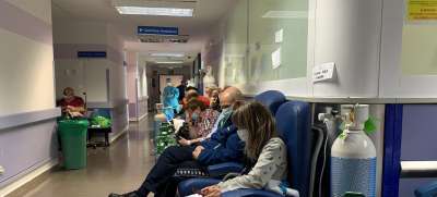 Пациенты с подозрением на COVID-19 в одной из клиник Мадрида, Испания. Фото: Л.Изгердо