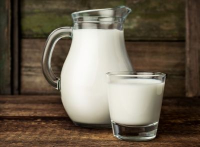 Если пить молоко во время кормления грудью, это снизит вероятность пищевой аллергии у ребёнка. Фото: viktoriya89 / Depositphotos