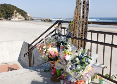 Молитвенные таблички на пляже префектуры Фукусима в память о погибших. Фото: Нильс Бёмер / «Беллона»