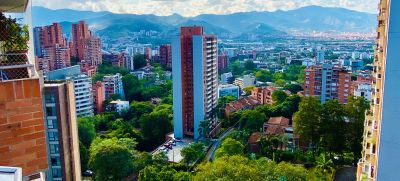 Вот такие зеленые многофункциональные кварталы, как в городе Меделин в Колумбии, позволяют улучшить качество жизни горожан. Фото: Unsplash/М.Свигунский
