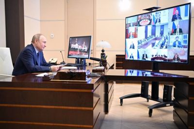 Владимир Путин согласился с учеными, что нужно создавать собственное передовое оборудование. Фото: Алексей Никольский/ Пресс-служба президента/ ТАСС.