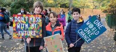 В Глазго, Шотландия молодежь участвует в демонстрации во время последней Конференция ООН по климату COP26. Фото: ЮНИСЕФ/Говард Элвин-Джонс.