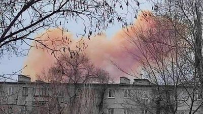 После взрыва на химзаводе облако желто-рыжего дыма поднялось над домами.