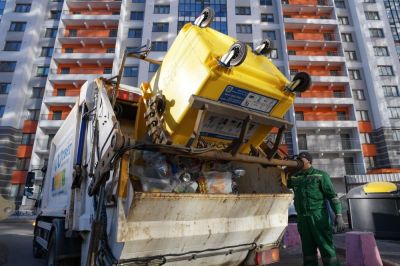 За четыре месяца наладить нормальный вывоз мусора в Петербурге так и не смогли. Фото: Александр Гальперин/РИА Новости.