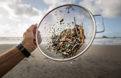 Волонтер из организации Canarias Libre de Plasticos собирает микропластик и другой мусор на пляже Альмасига на северном побережье Тенерифе (Канарские острова). Фото: Дезире Мартин, AFP, Getty Images